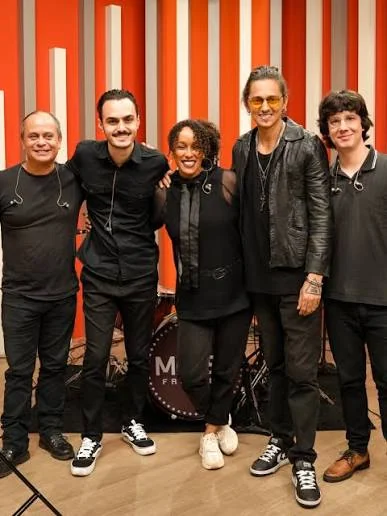 Marsu Frontini com músicos da banda