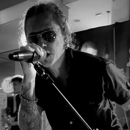 Marsu Frontini cantando em registro preto e branco
