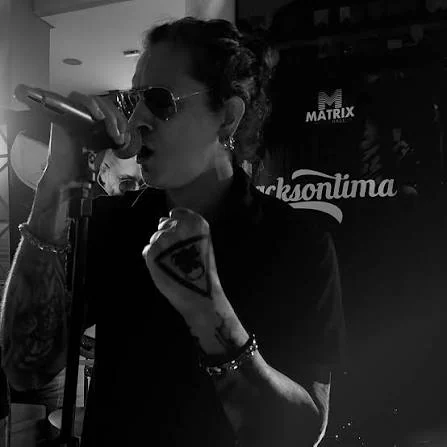 Marsu Frontini em apresentação, preto e branco